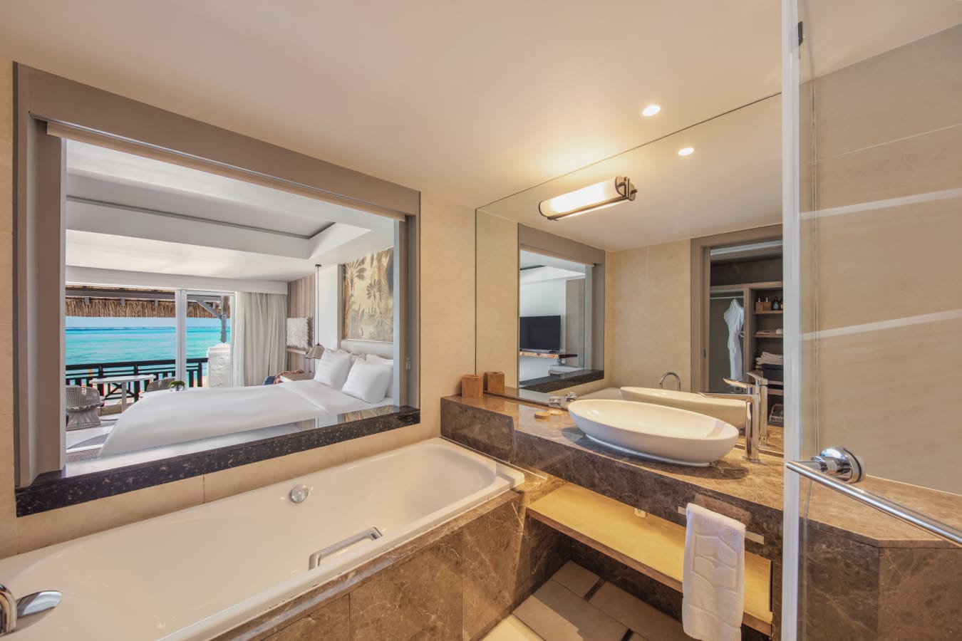 Coral Beachfront Room - King Bathroom 