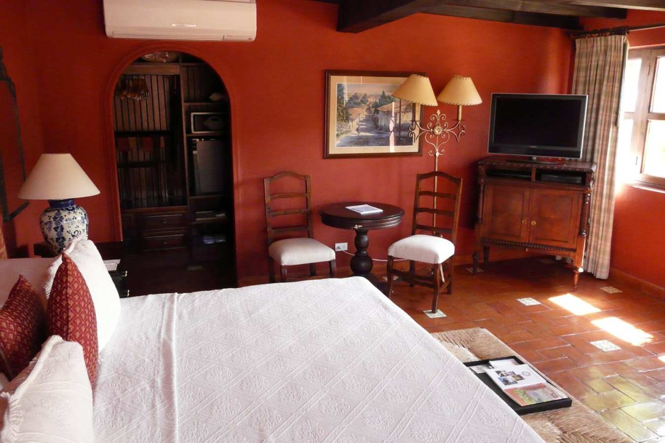 Colonial Bedroom  - Casa de Sierra Nevada