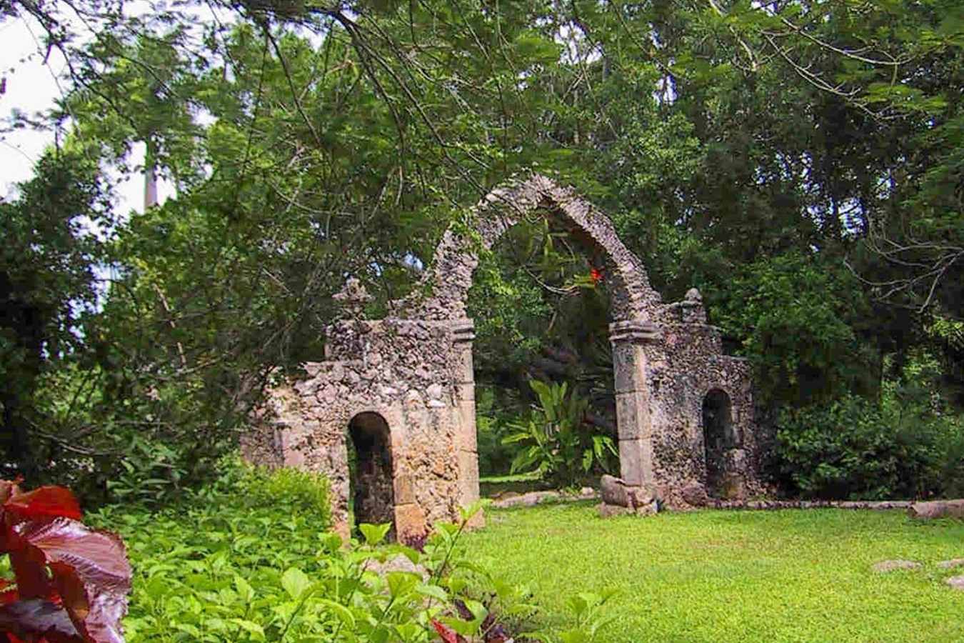 Colonial archway - Hacienda Chichen