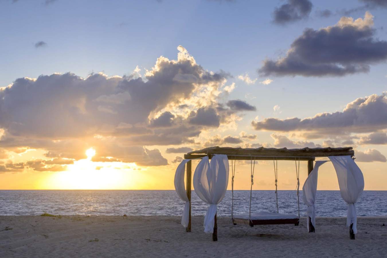 Beach hanging beds - Hotel Guaycura