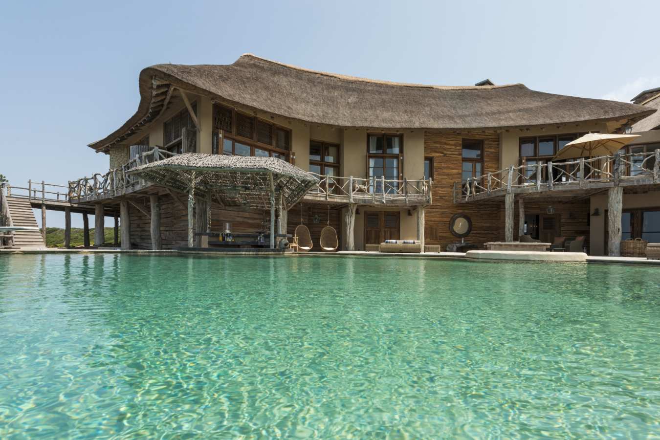 Outside view with pool - Colina Verde