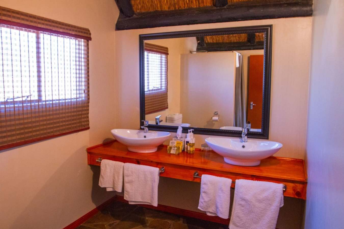 Camelthorn Kalahari Lodge - bathroom