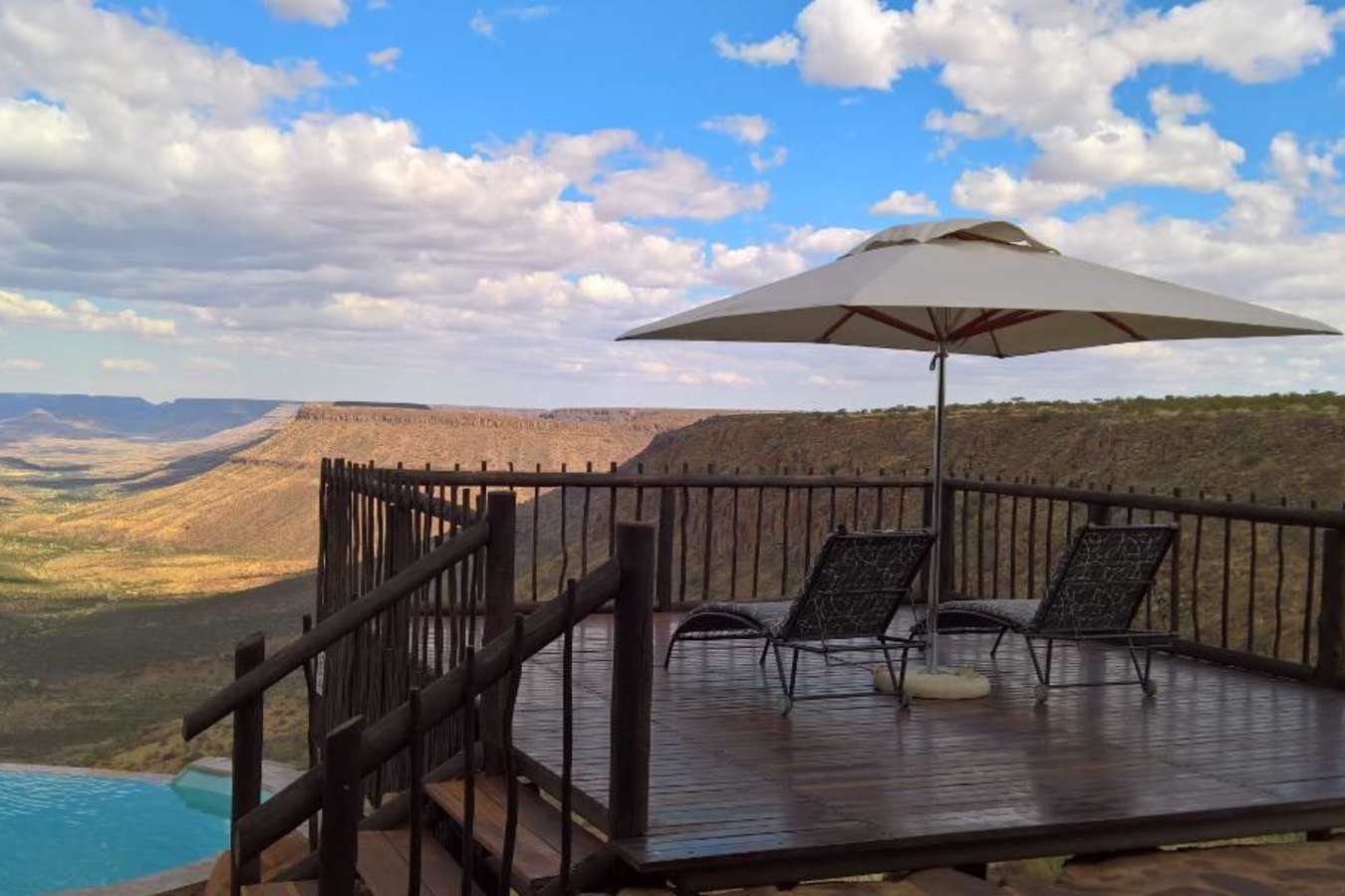 Lookout deck - pool