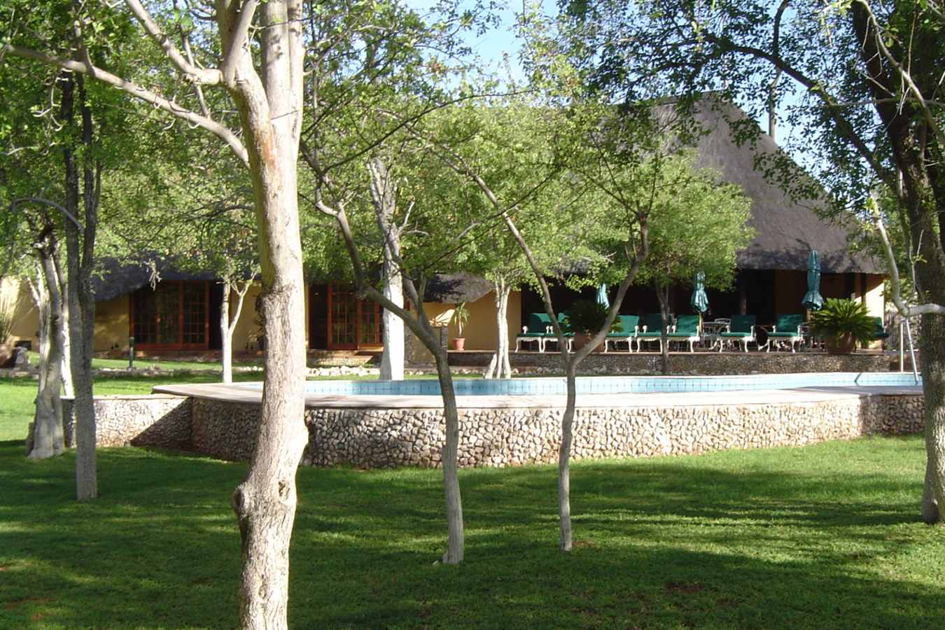Exterior and pool - Mushara Lodge