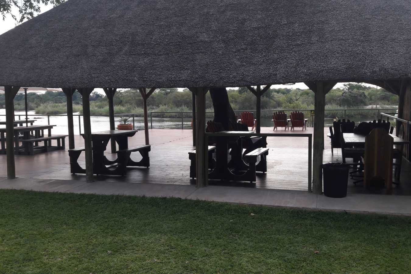 River Deck - Shametu River Lodge & Campsite