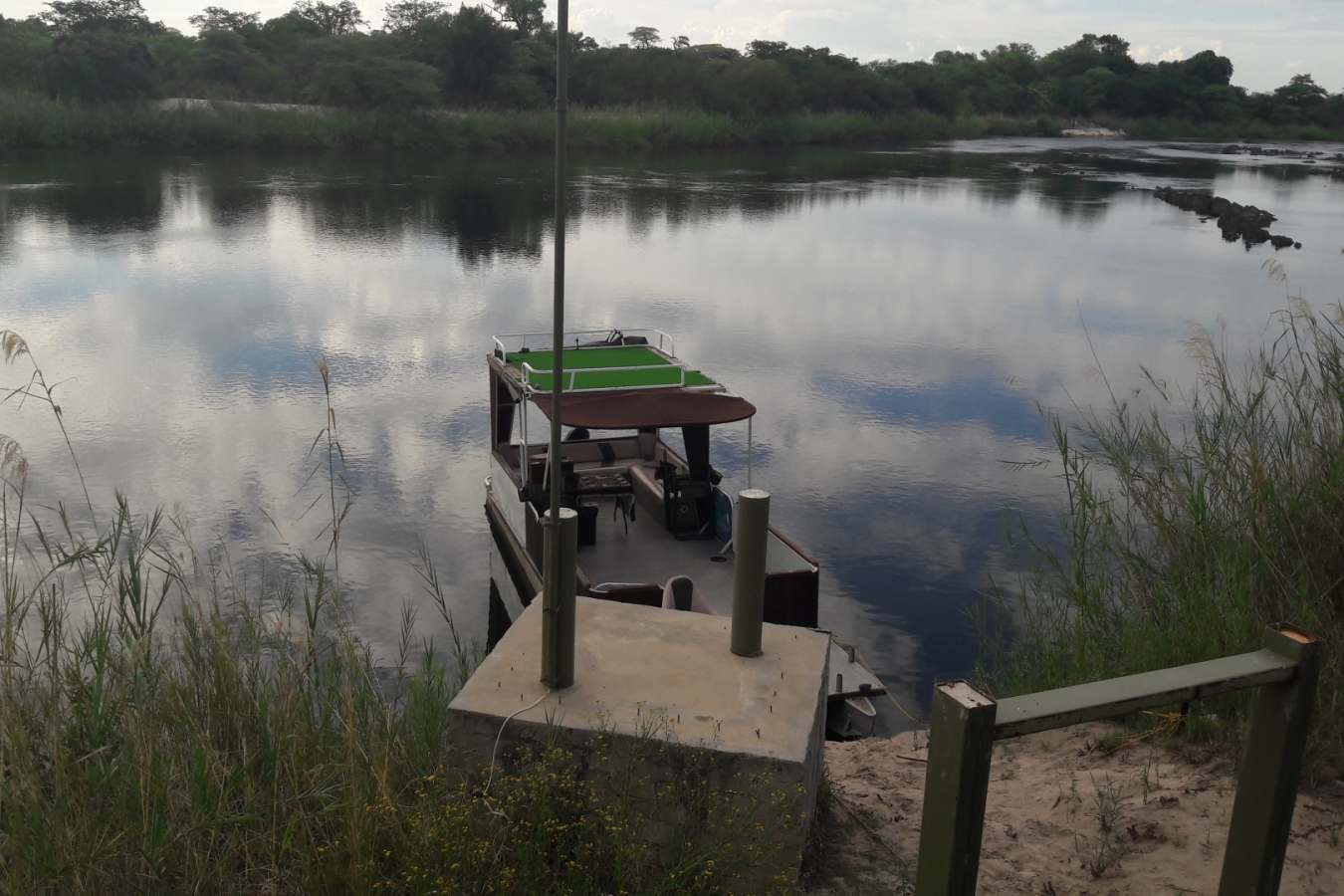 River and boat - Shametu River Lodge & Campsite