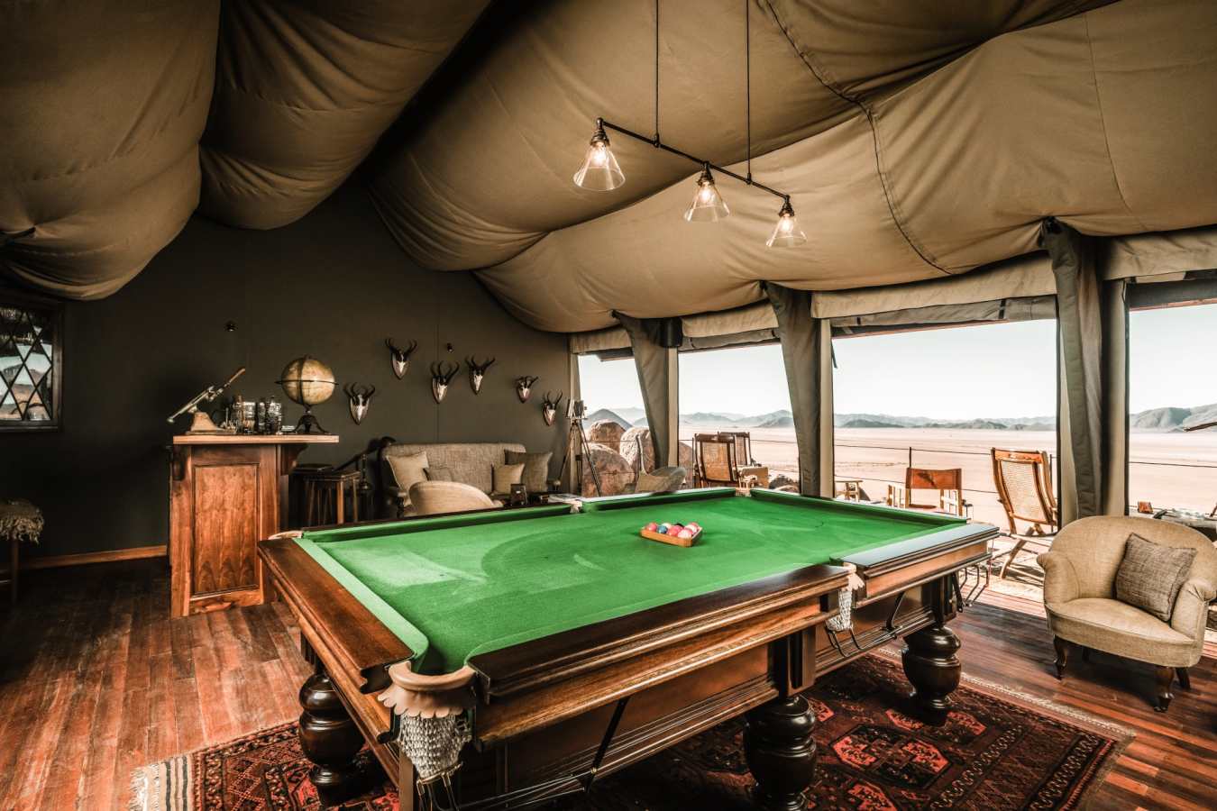 Cocktail  Cigar Lounge 