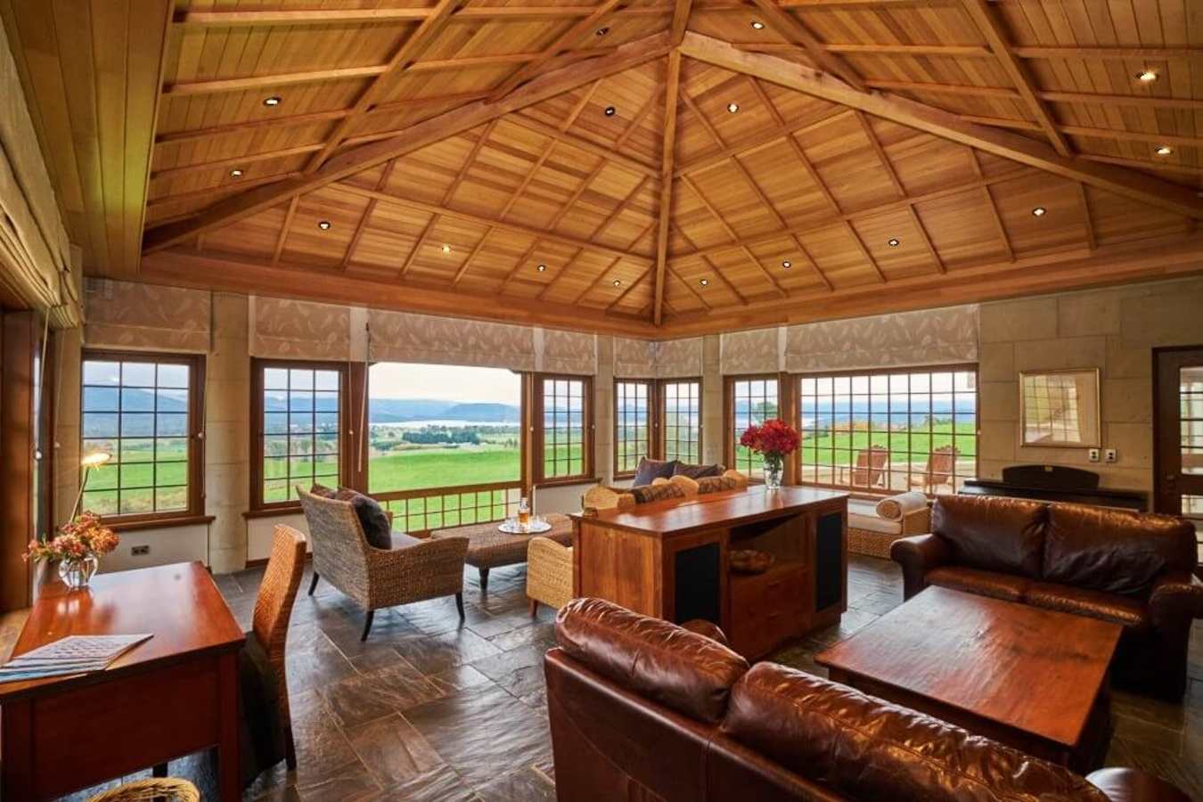 Lounge - Cabot Lodge 