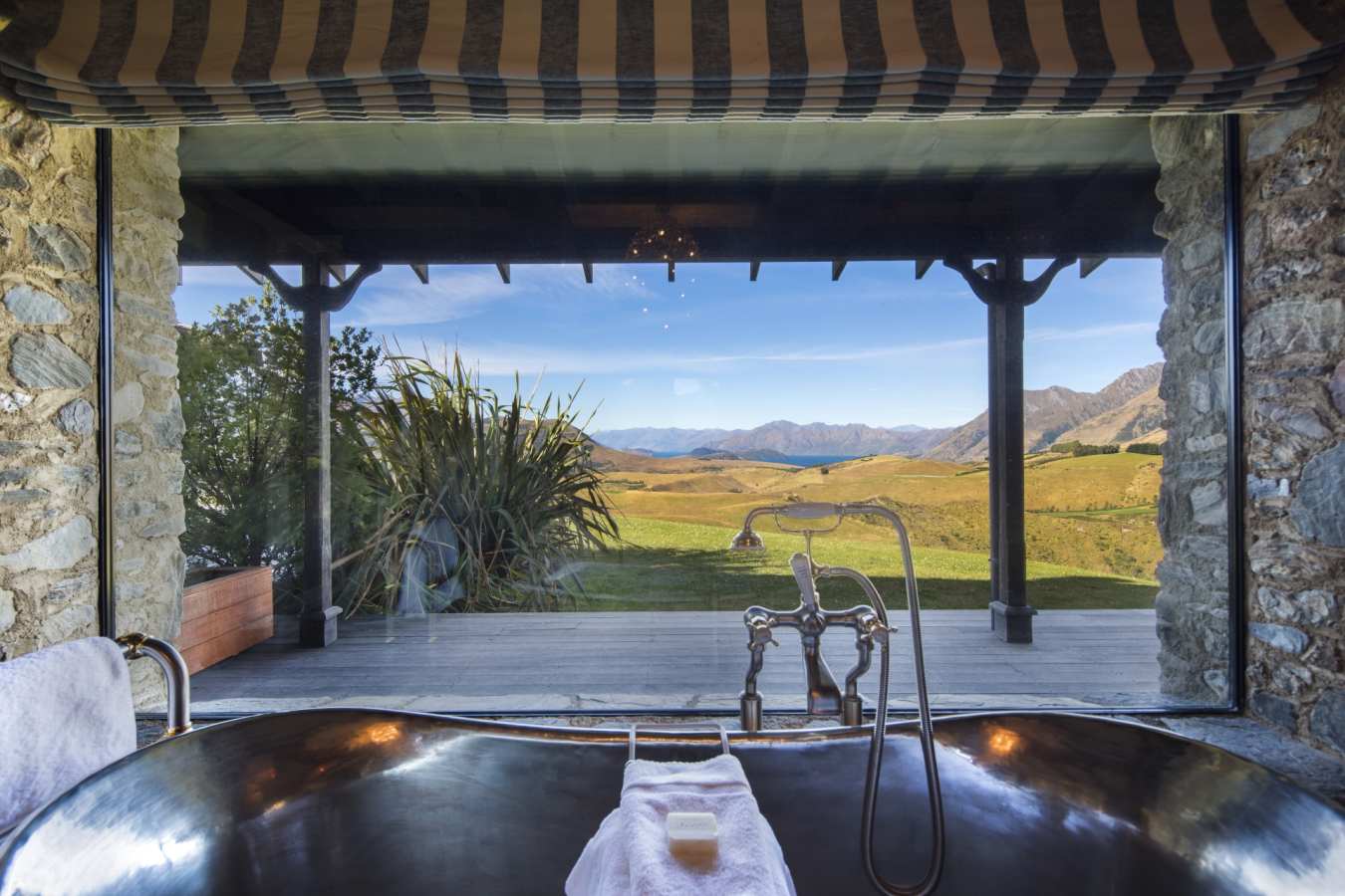 Bath Tub Views - Mahu Whenua Ridgeline Homestead & Eco Sanctuary