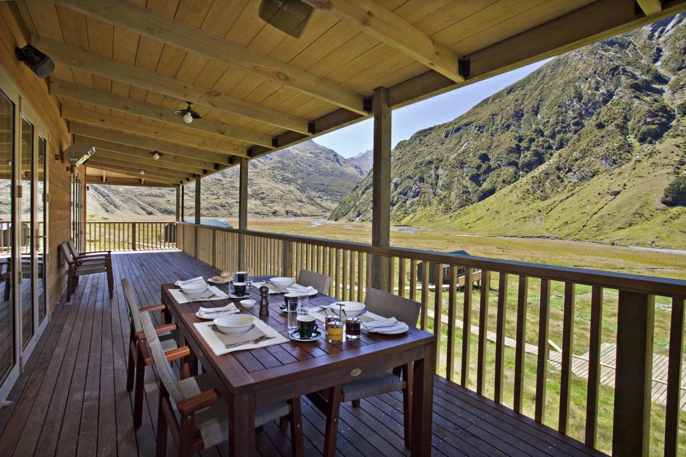 Dining - Minaret Station