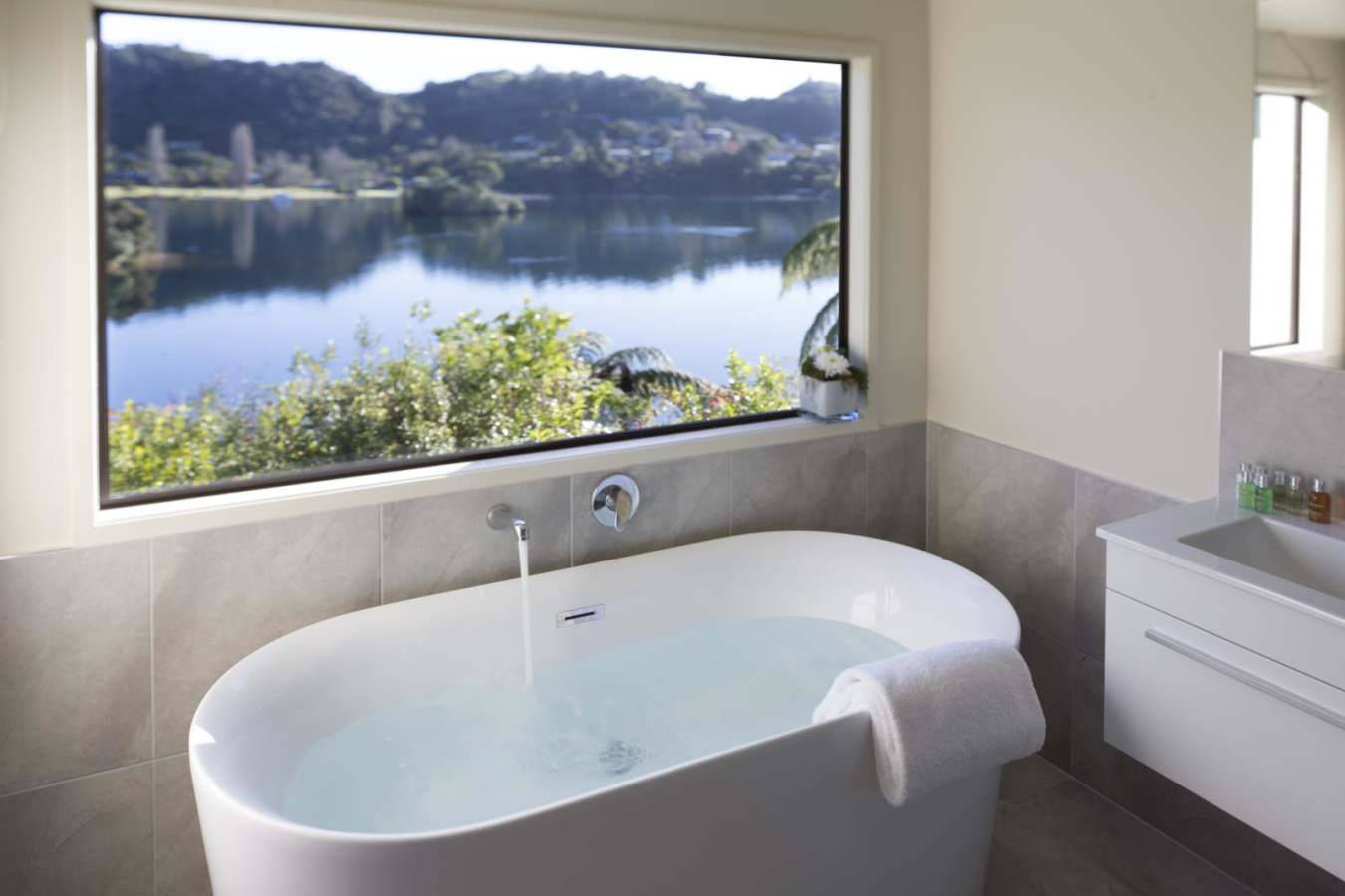 Executive Suite Bathroom - Solitaire Lodge