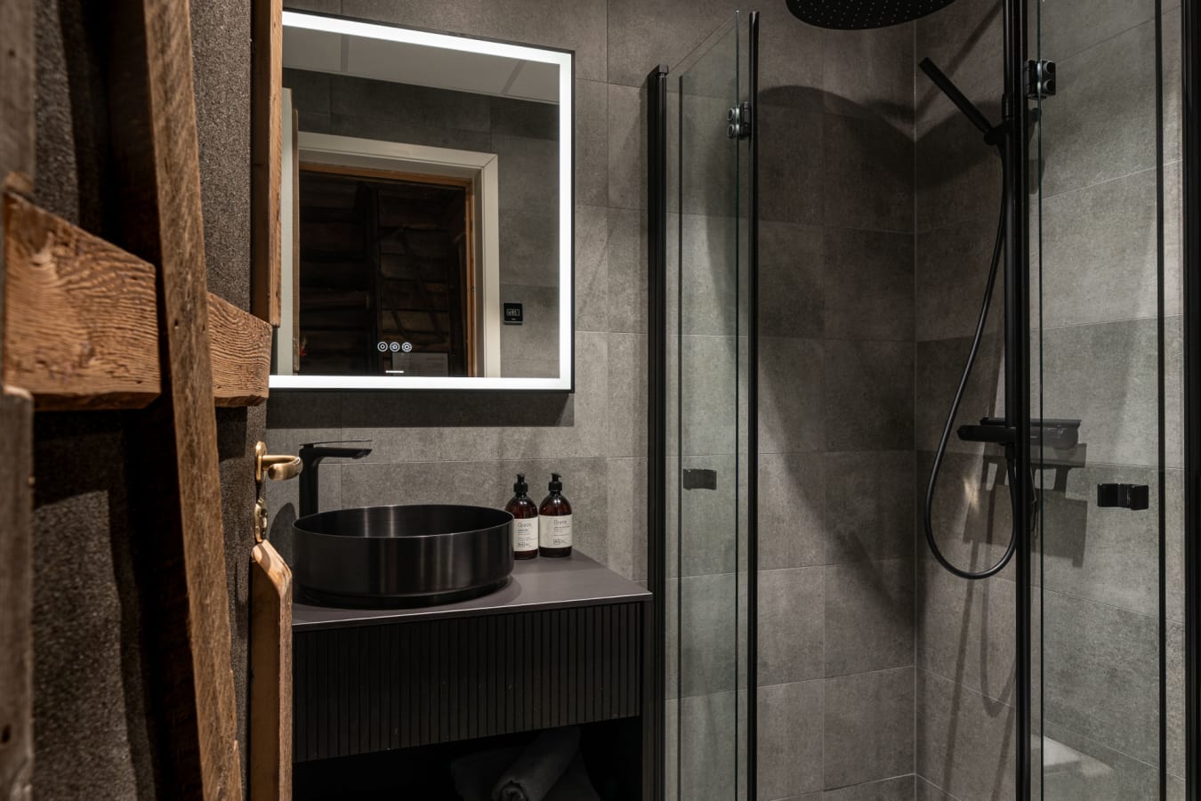 Basecamp Hotel - Bathroom 