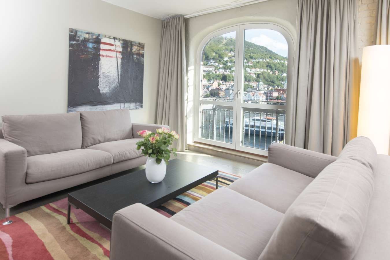 Junior suite with a harbour view 