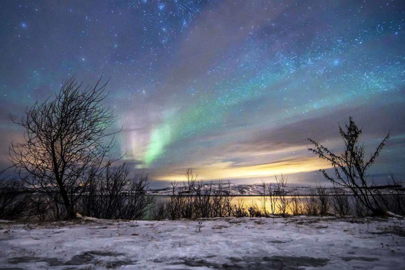 Aurora over the lake - Kirkenes Snow Hotel