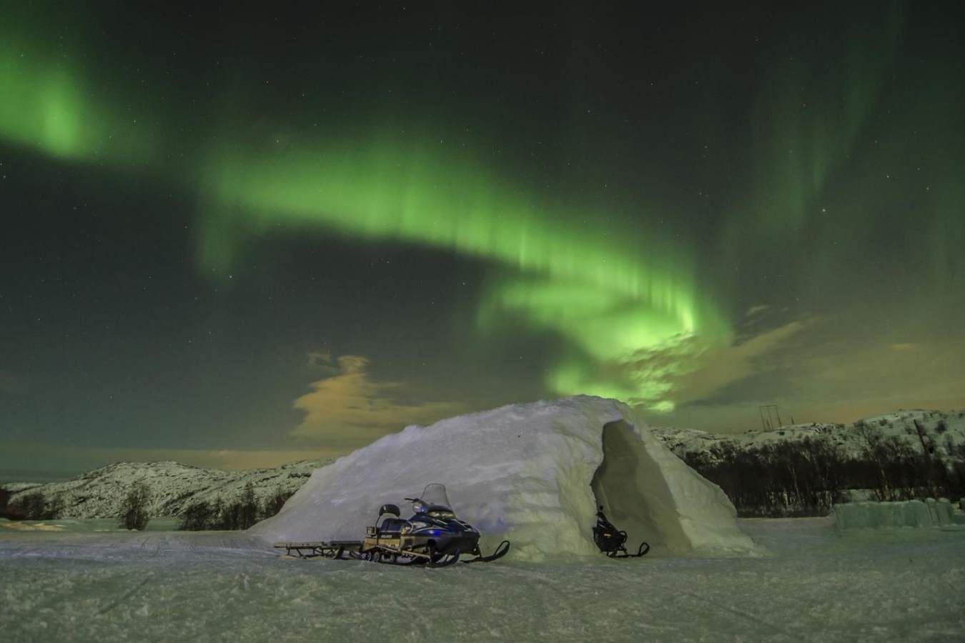 Snowmobile garage - Kirkenes Snow Hotel