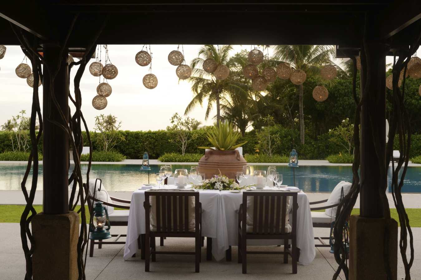 Poolside Dining - Amanpulo