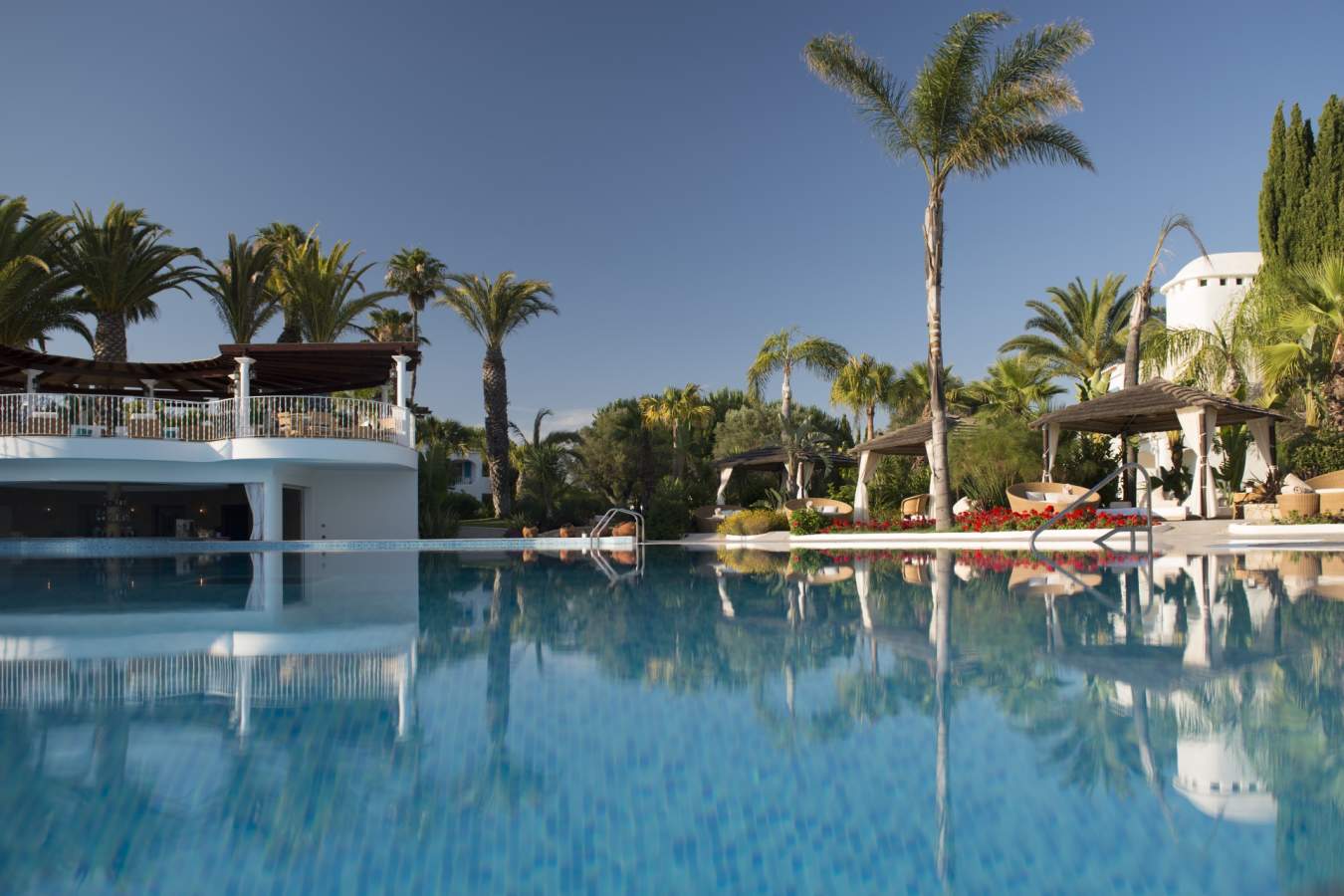Oasis Parc Pool and Palm Bar