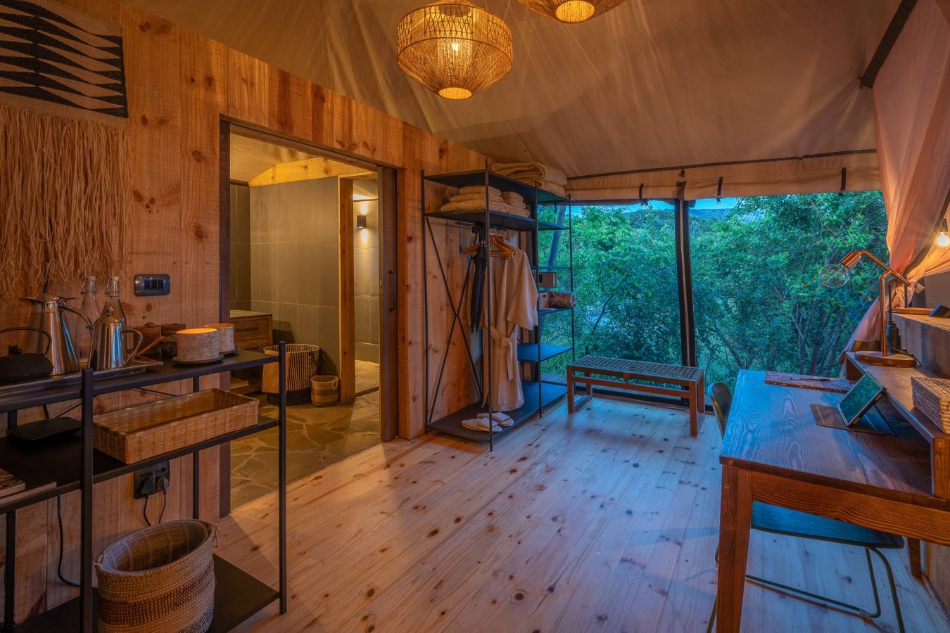 Interconnecting bathroom at Magashi Camp