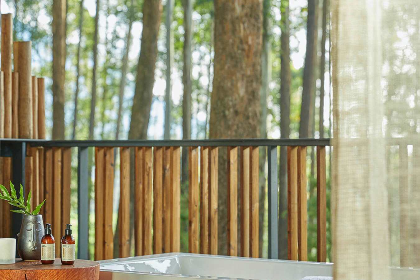 Suite Outdoor Bathroom