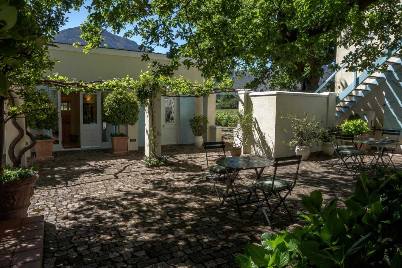 Breakfast courtyard - Auberge Clermont