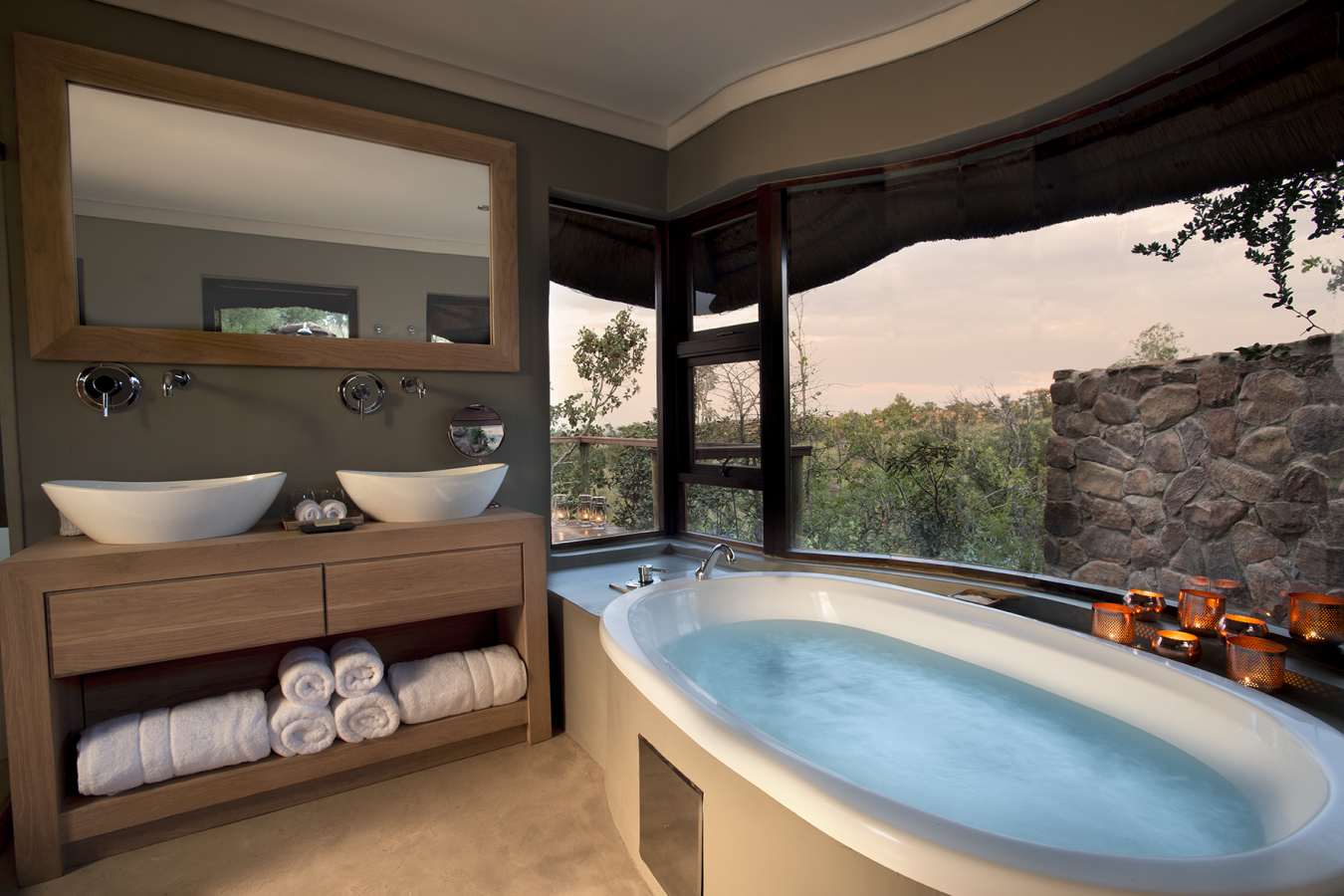 Executive Suite bathroom - Mhondoro Game Lodge