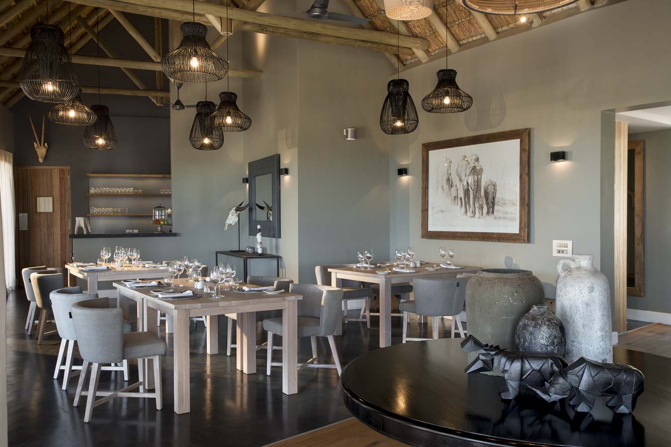Lodge dining area - Mhondoro Game Lodge