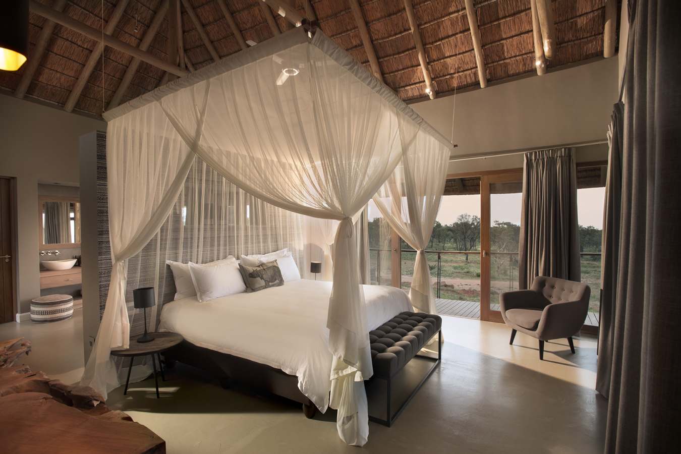 Villa master bedroom - Mhondoro Game Lodge