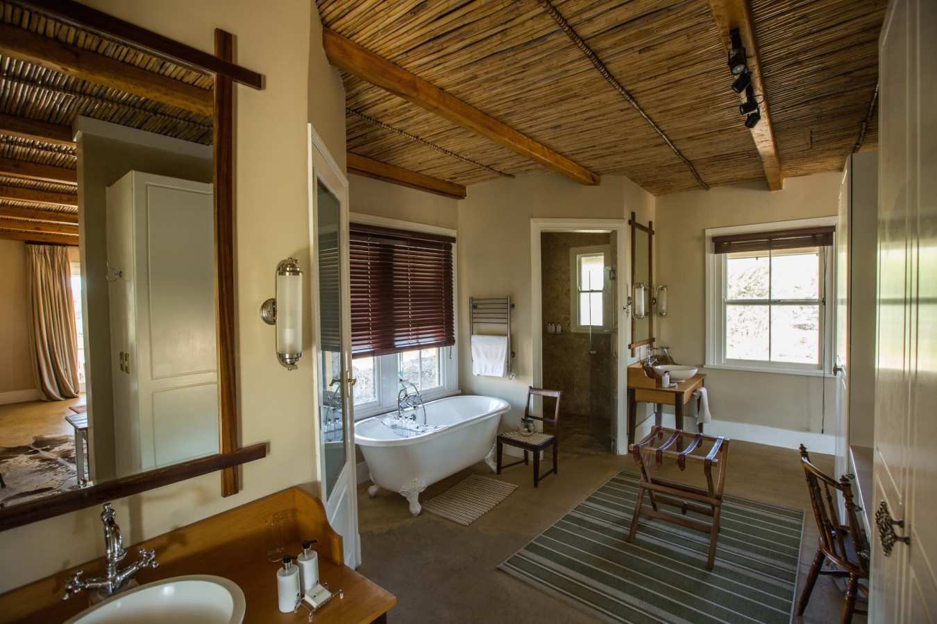 Honeymoon Suite bathroom 