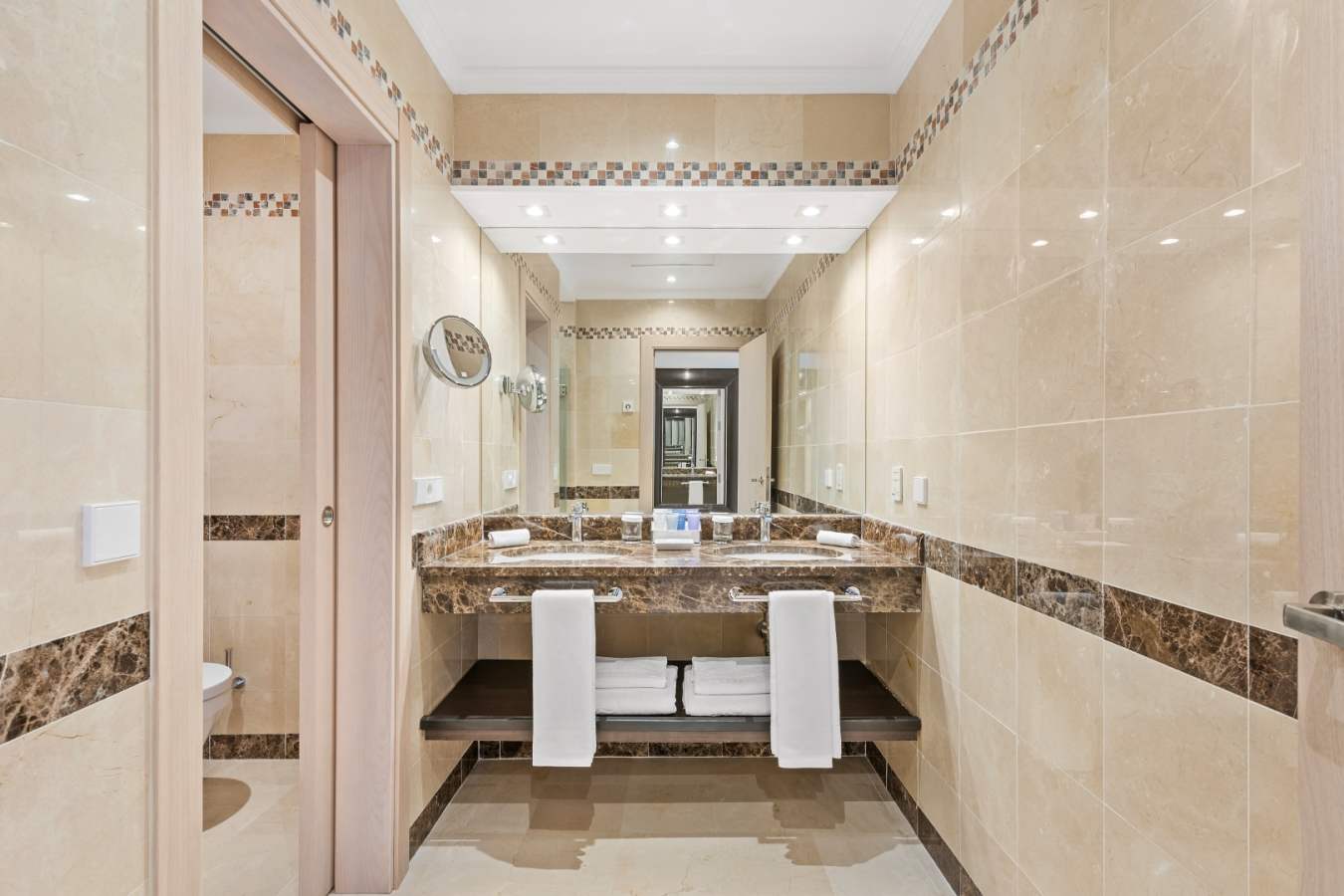 Deluxe Room Bathroom 