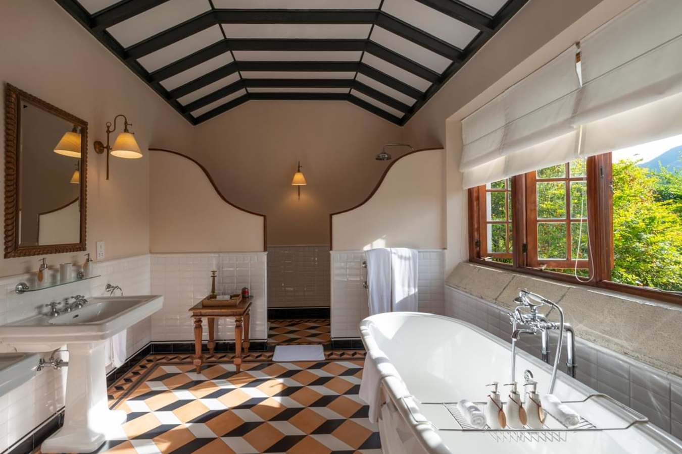 Large Bathroom - Ceylon Tea Trails