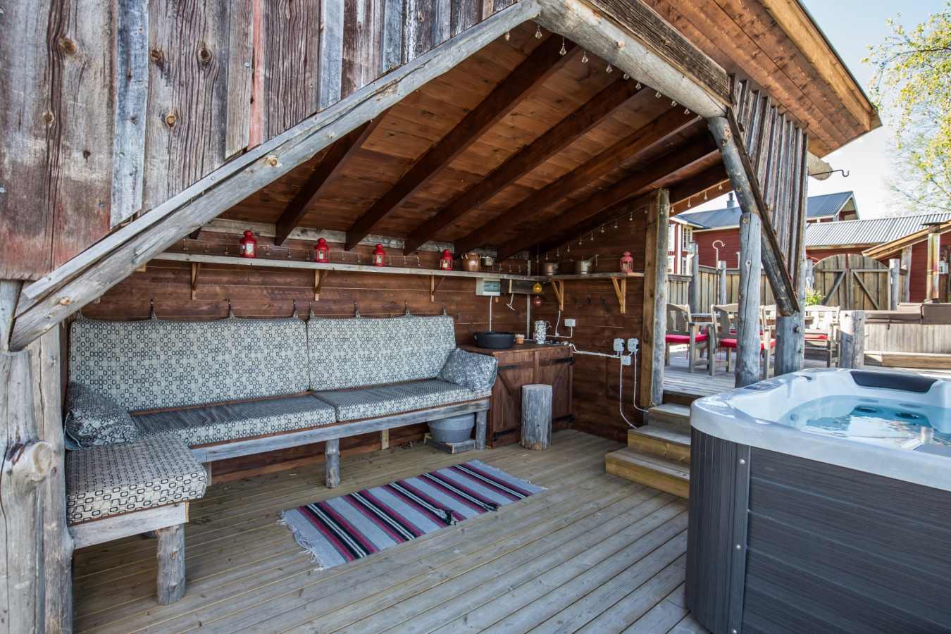 Lounge area by hot tub