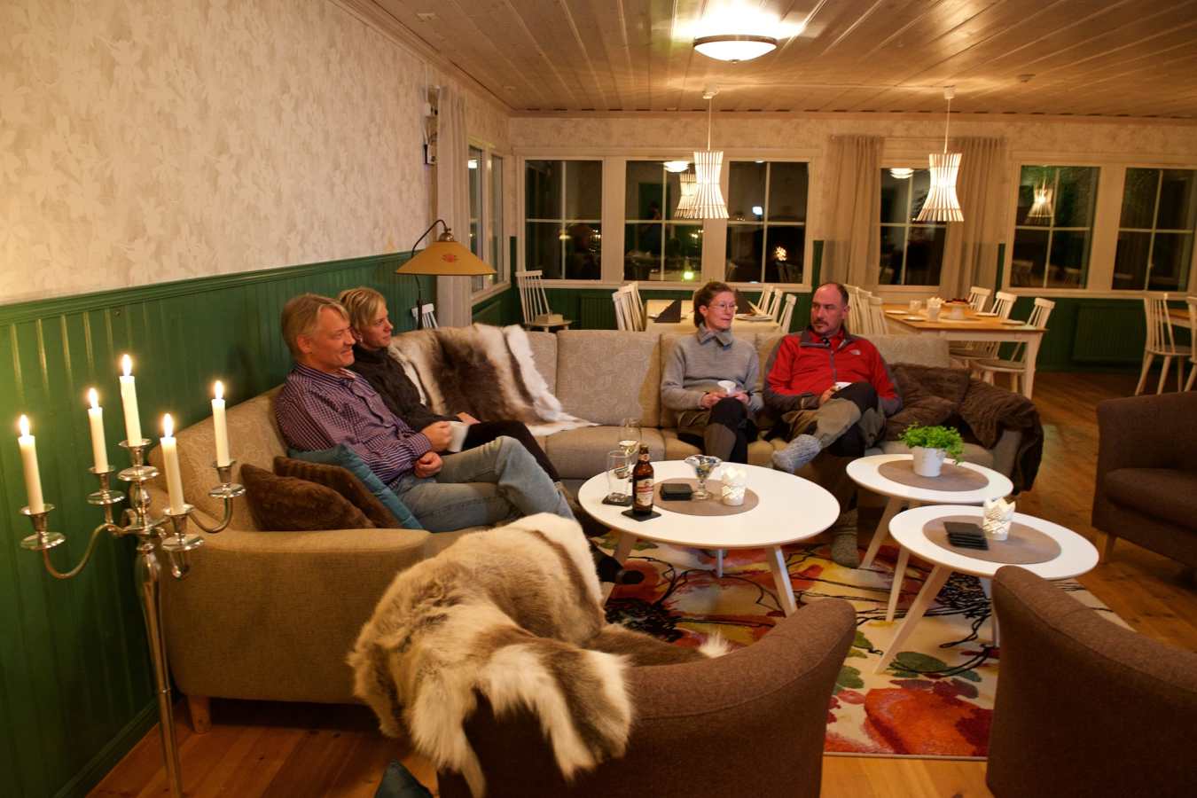 Lounge - Pine Bay Lodge