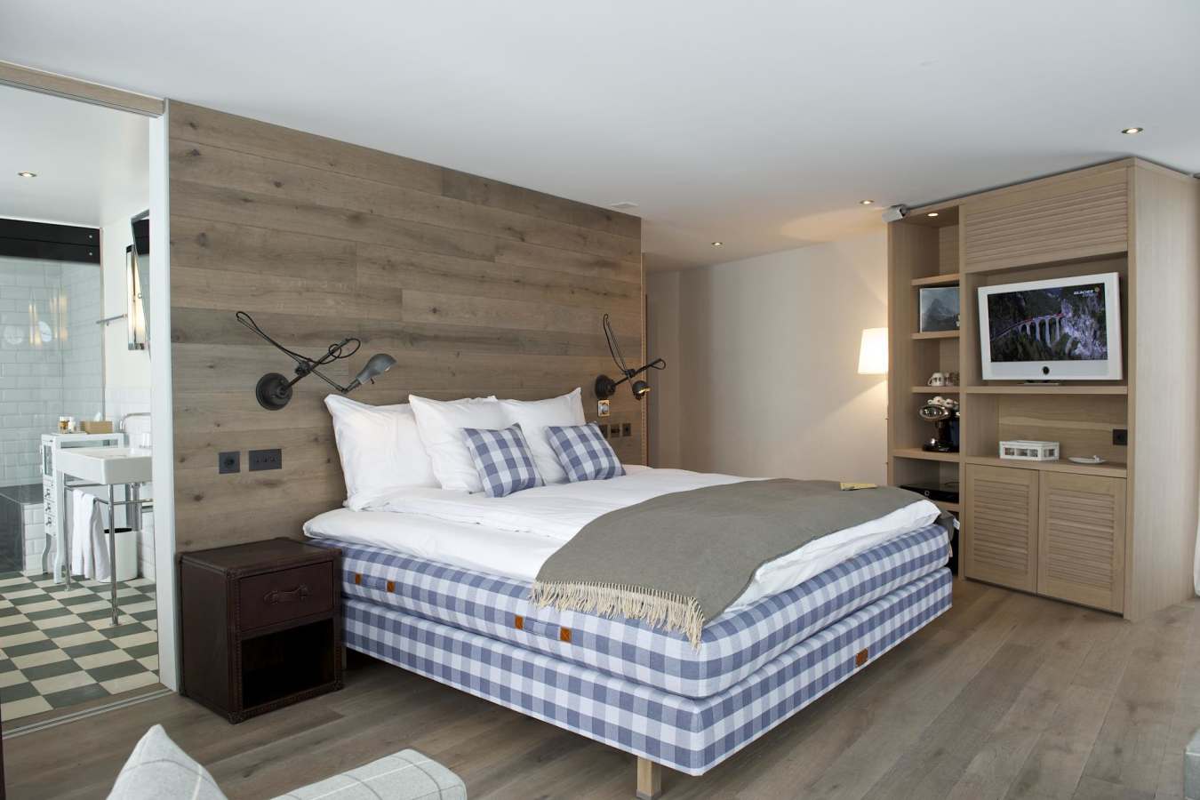 Spa suite bedroom - Cervo Mountain Resort Summer