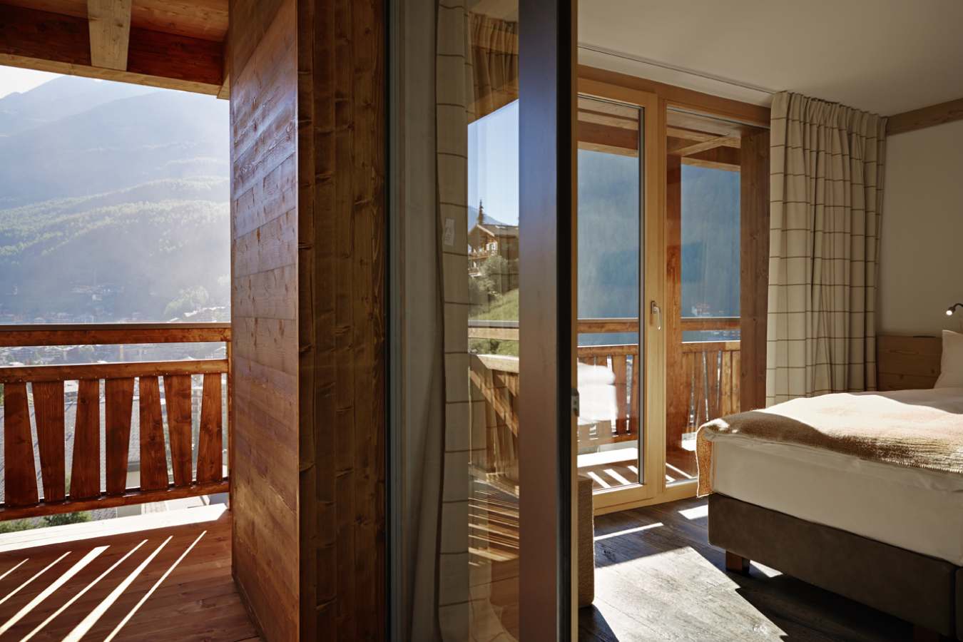 Bedroom and balcony - La Vue