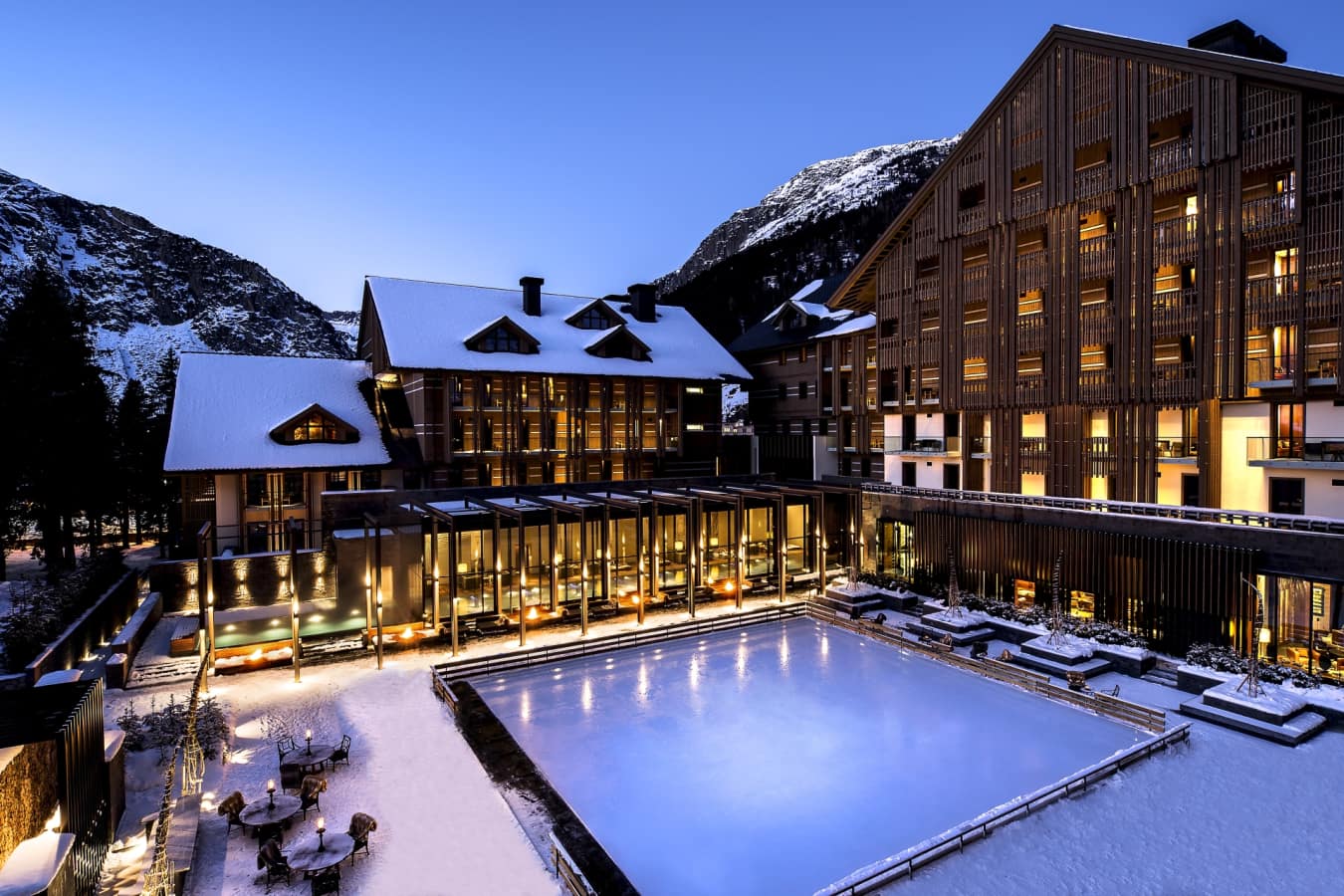 Courtyard with ice rink - The Chedi Andermatt