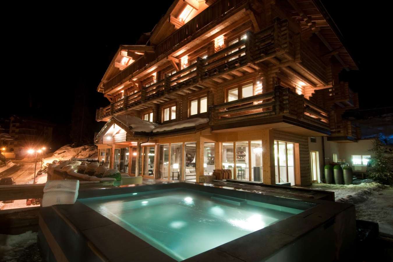 Outdoor hot tub - The Lodge Verbier