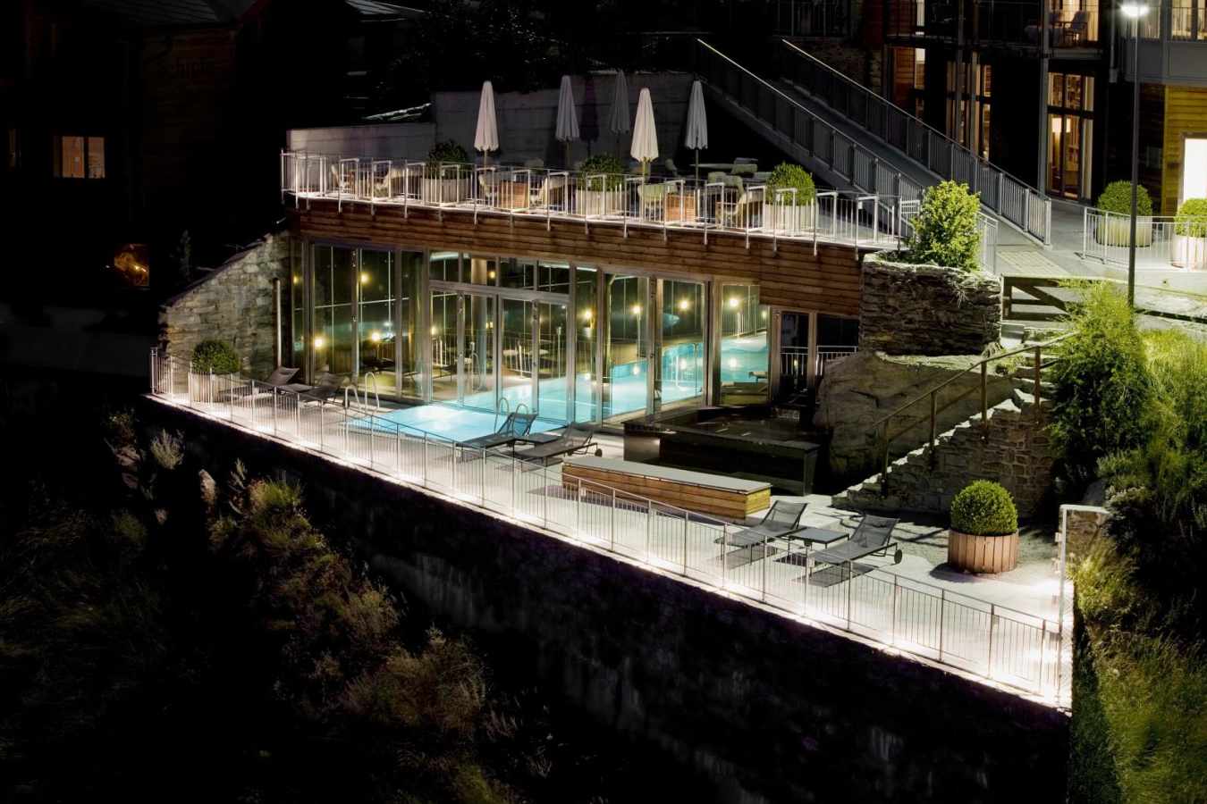 Outdoor pool and jacuzzi - The Omnia