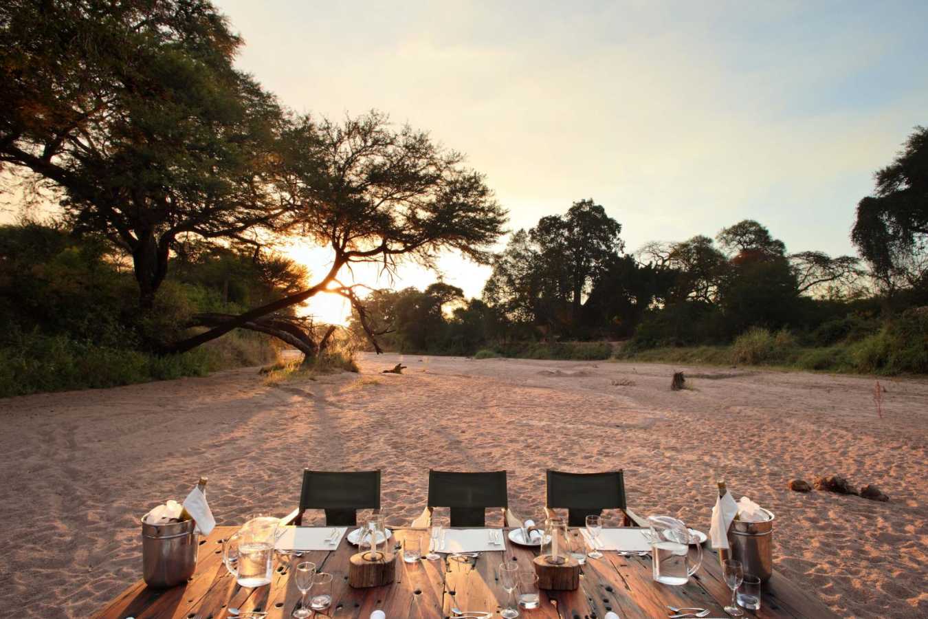 Riverbed dining - Jongomero
