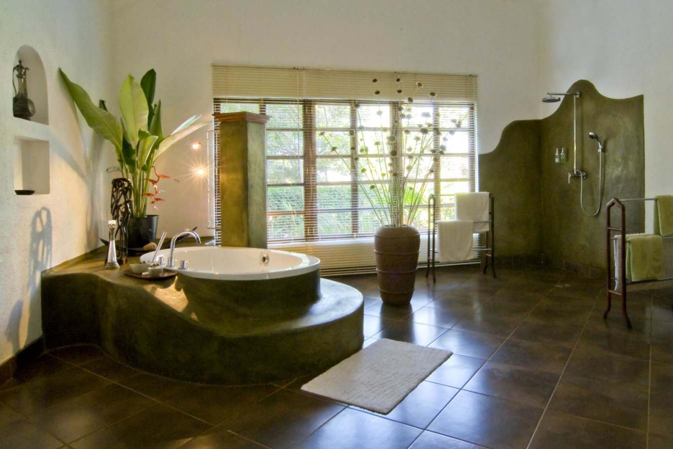 A bathroom in a suite - The Plantation Lodge