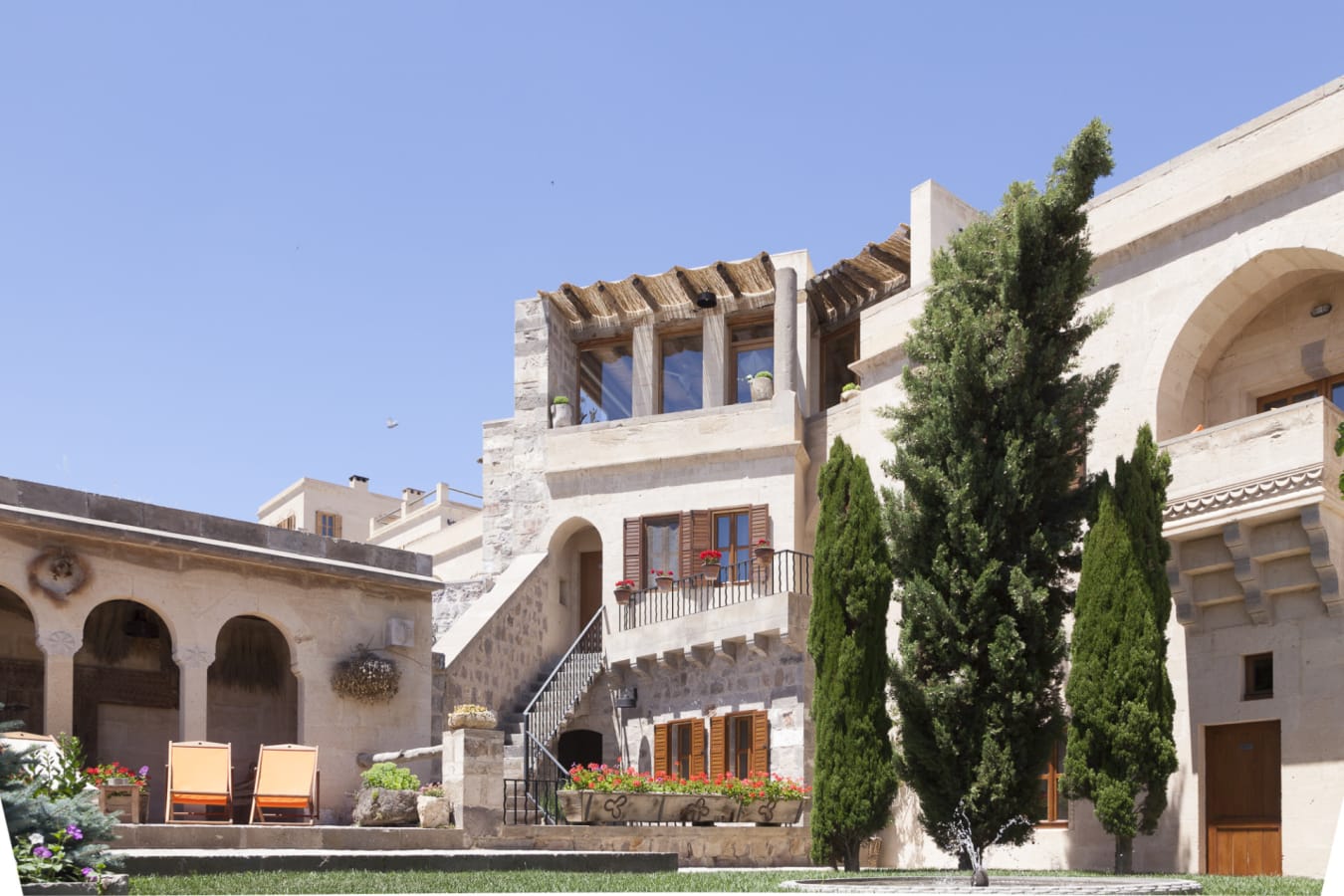 General View of the mansion 