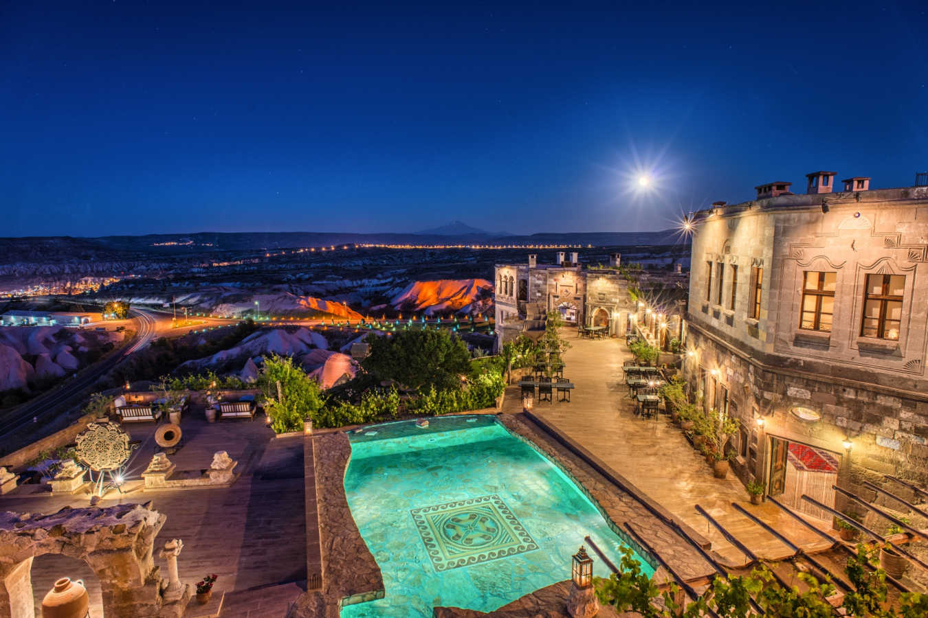 Hotel and pool - Museum Hotel Cappadocia
