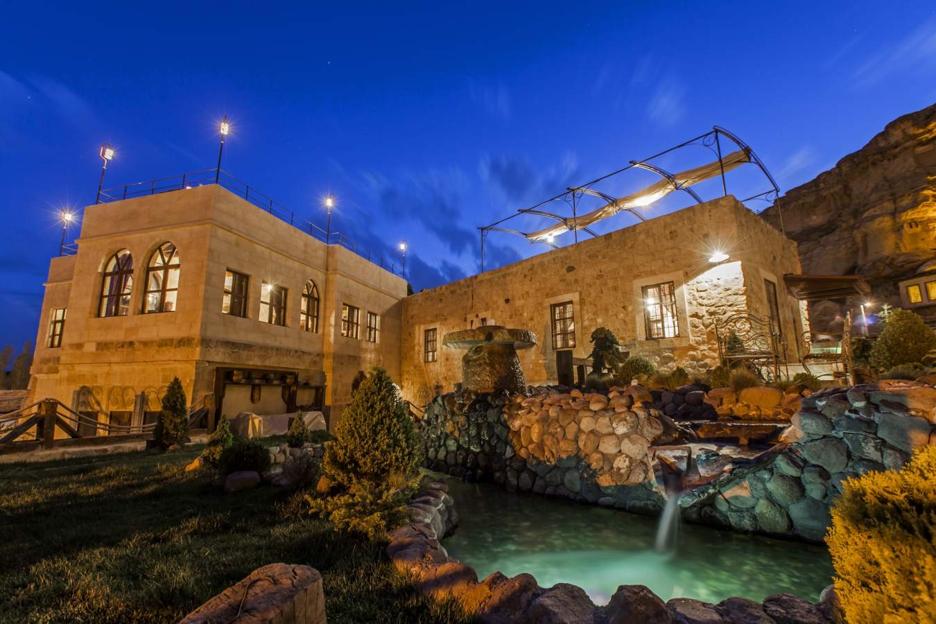 Main restaurant and fountain