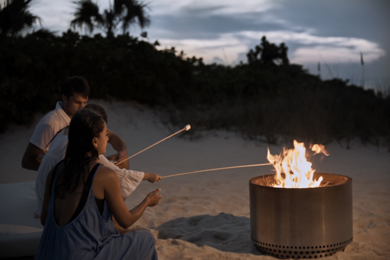 family tiasting marshmallows 