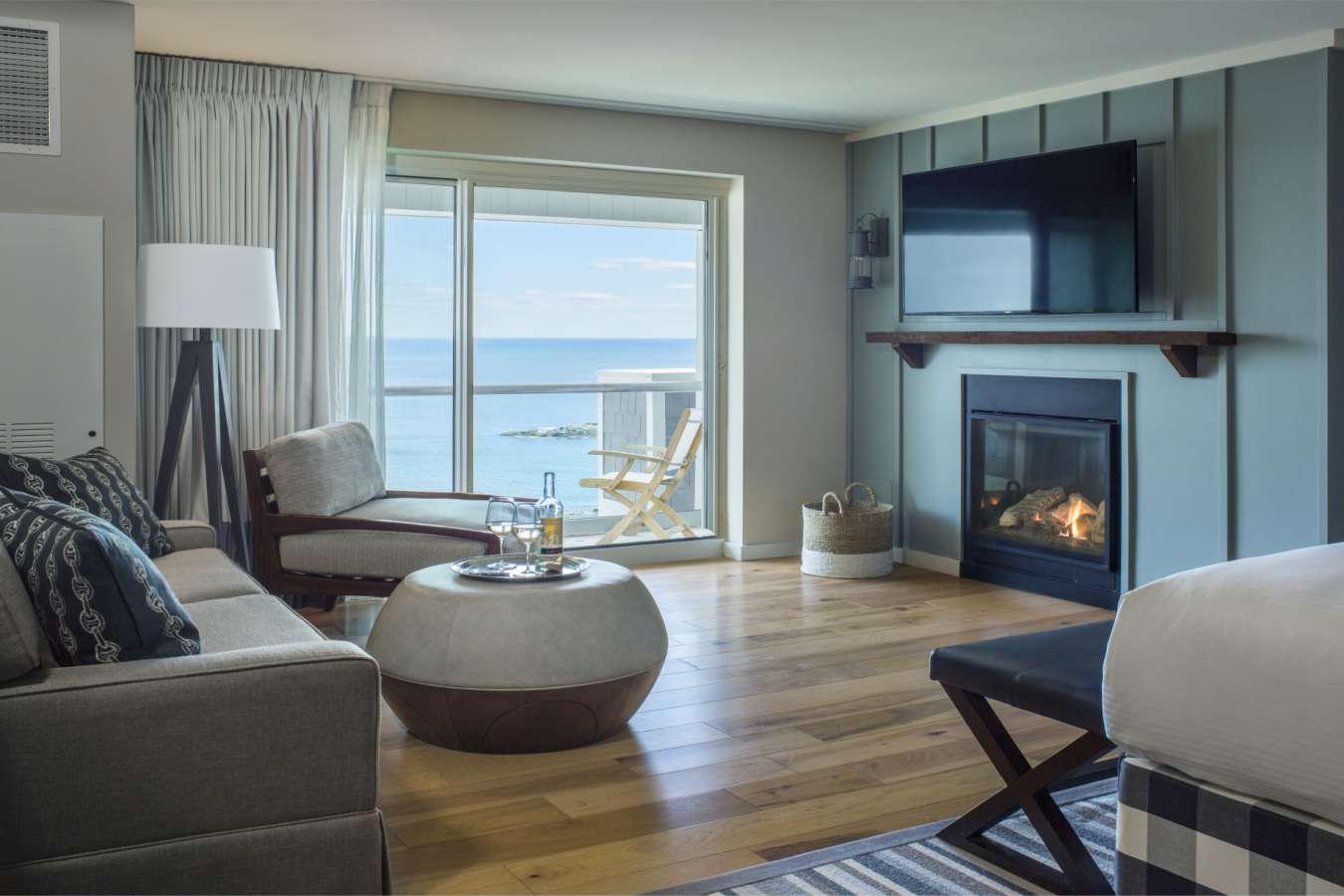 Premium Oceanfront Guestroom with Fireplace - Cliff House