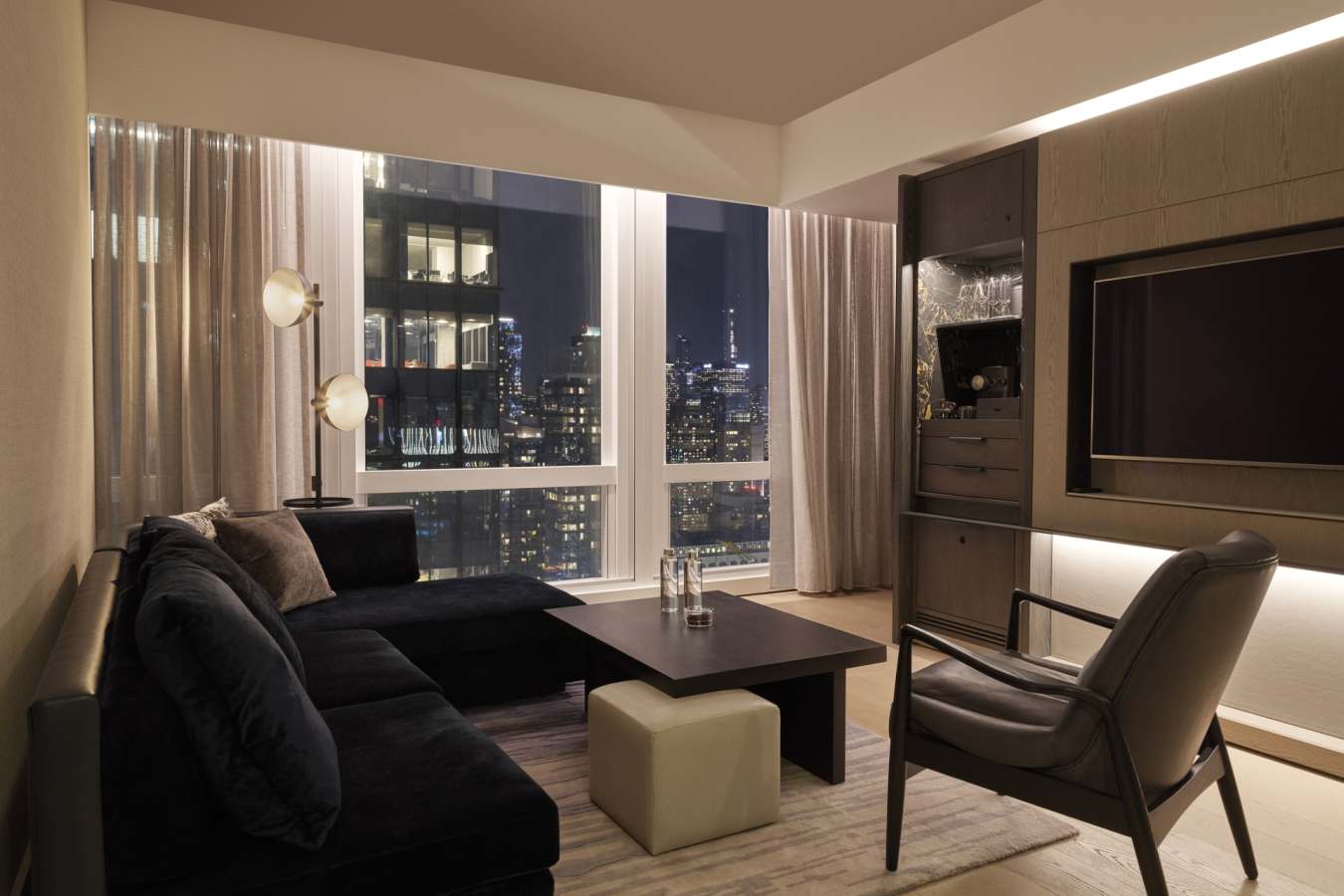 Deluxe Suite City Room