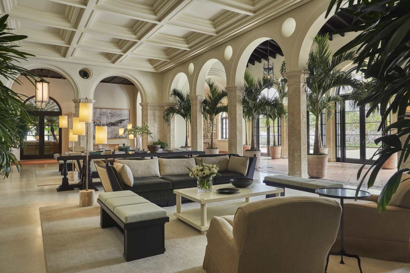 Lobby Bar Area - Four Seasons at the Surf Club