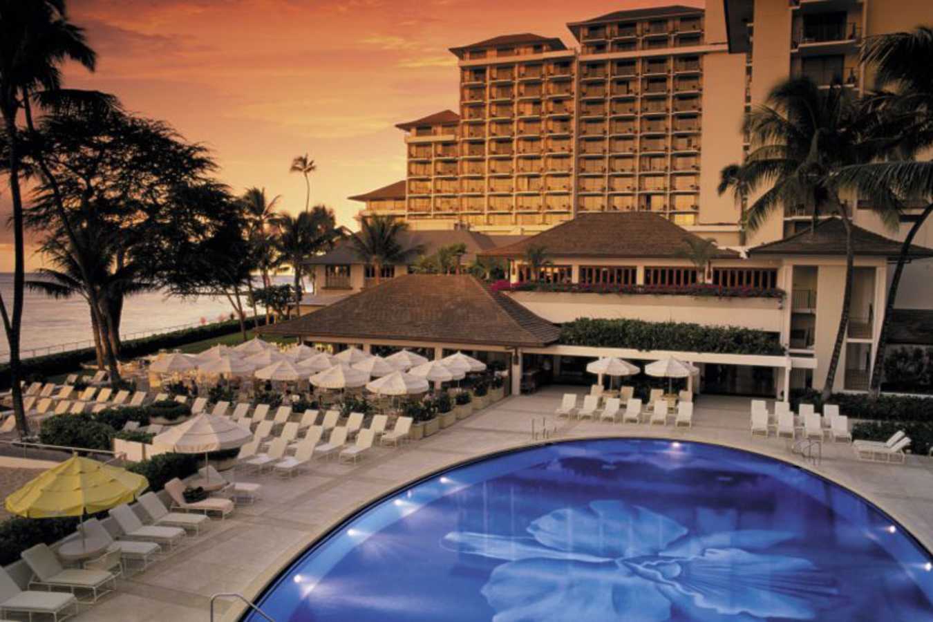 Outside pool - Halekulani
