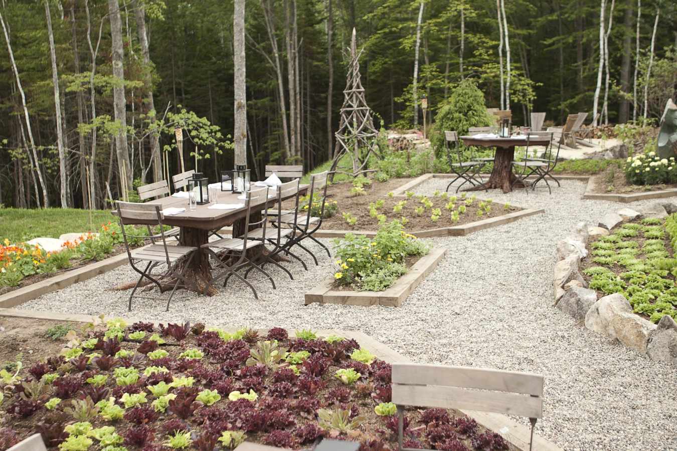 Earth outside dining - Hidden Pond