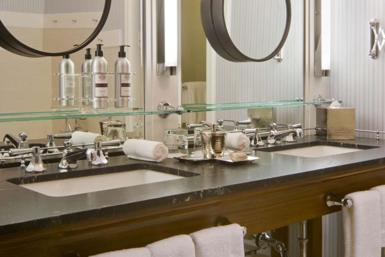 Deluxe King Bathroom - Jerome