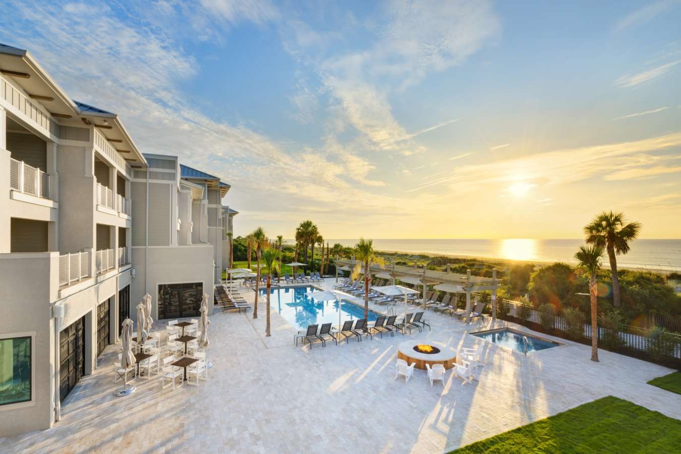 Exterior Pool and Beach - Jekyll Ocean Club